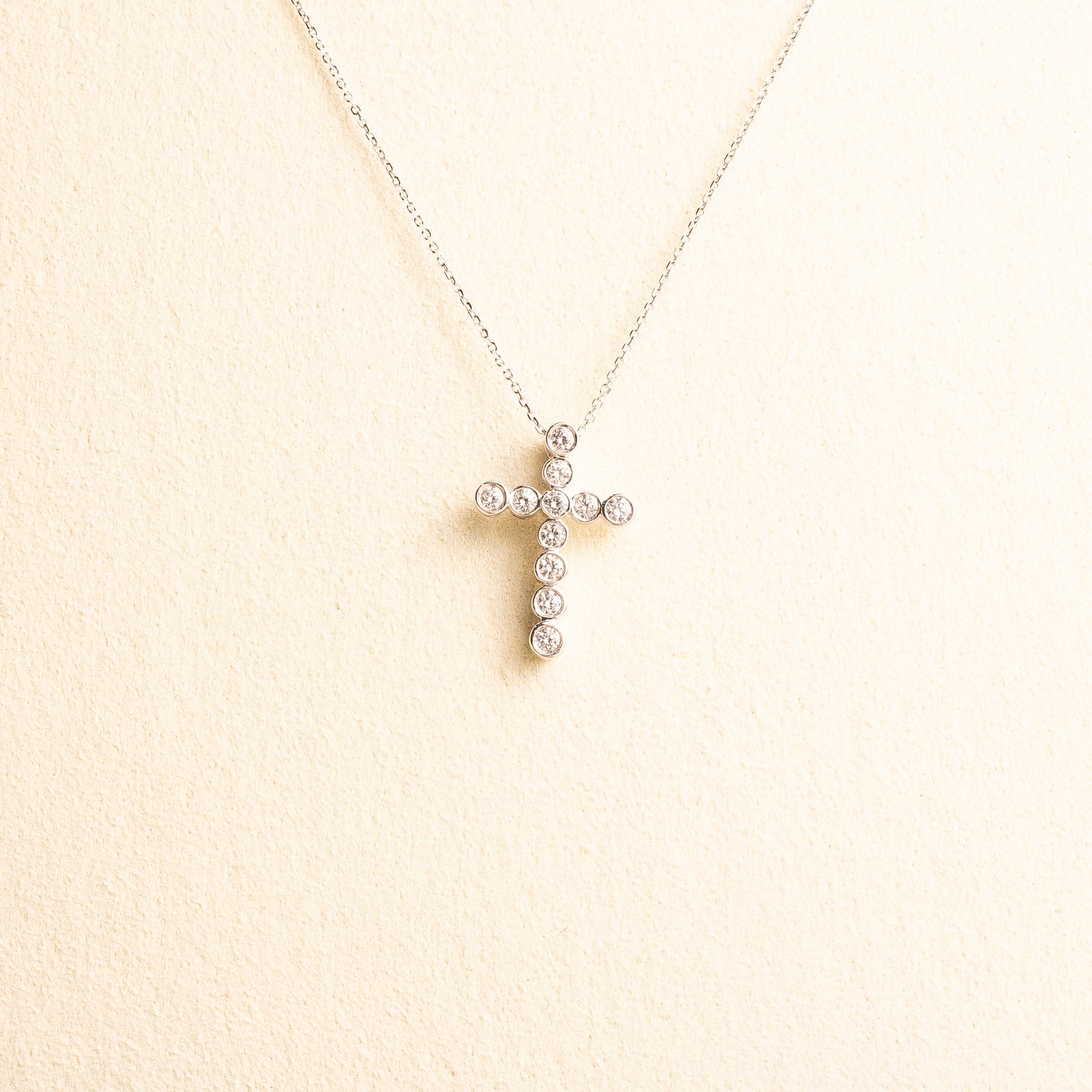 Cruz Oro Blanco Diamantes 0.24 CT con Bisel Gde con cadena (INF) 14k