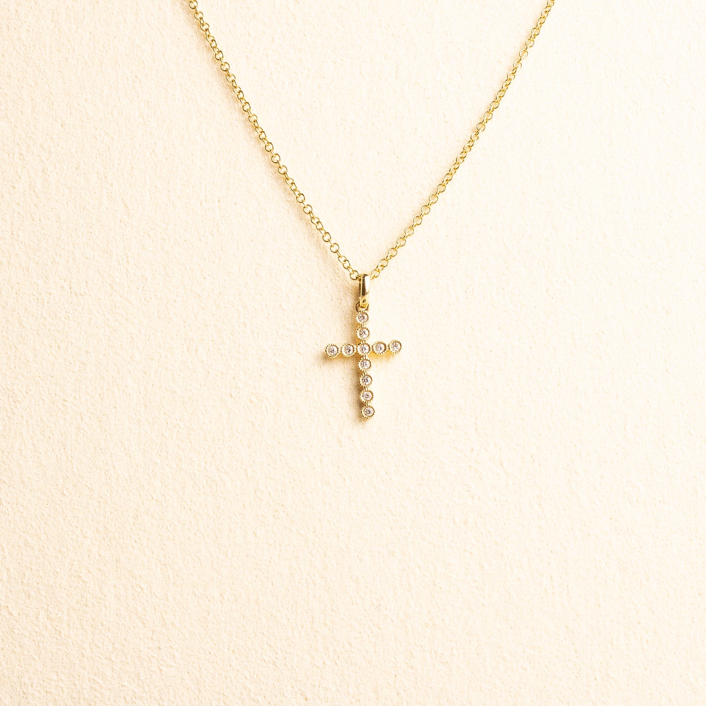 Cruz Oro Amarillo Diamantes 0.06 CT con Bisel Chica (INF) 14k