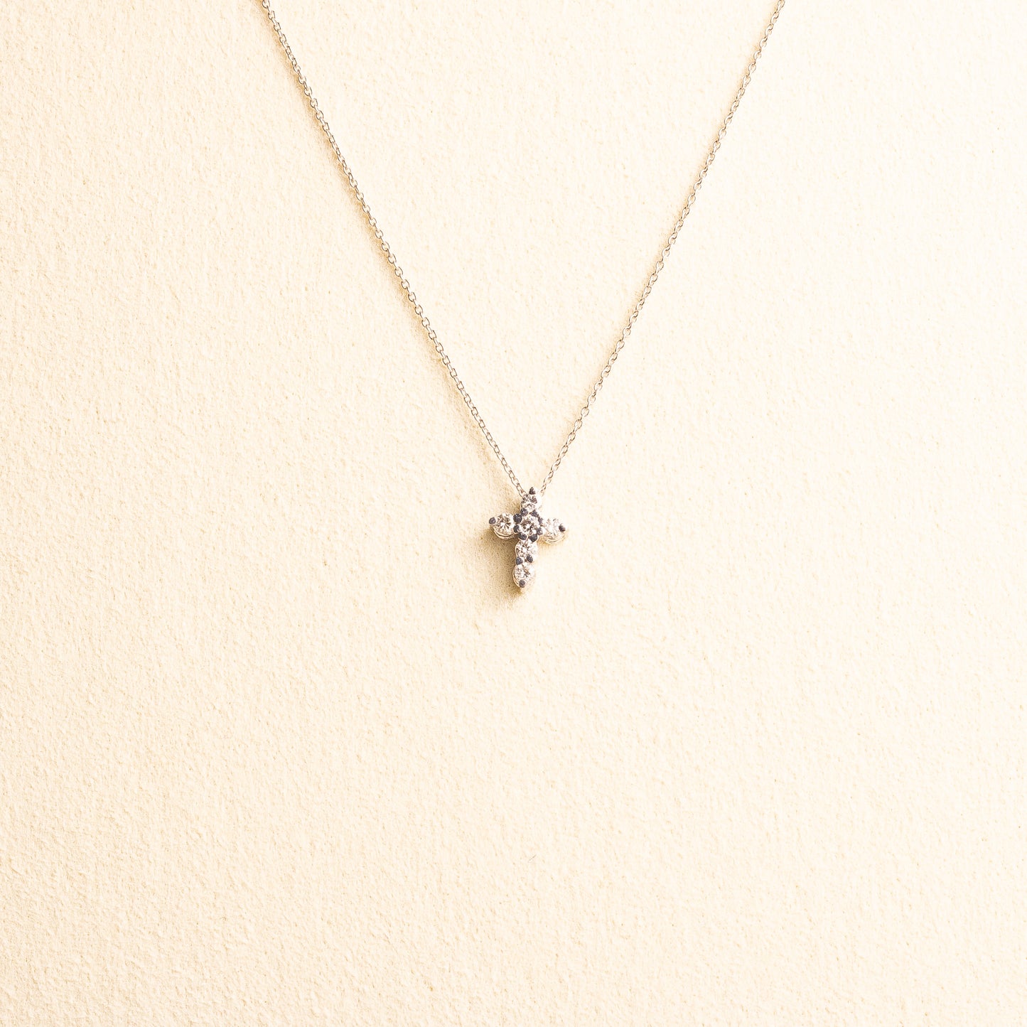 Cruz Oro Blanco Diamantes 0.13 CT Micro con cadena (AD) 14k