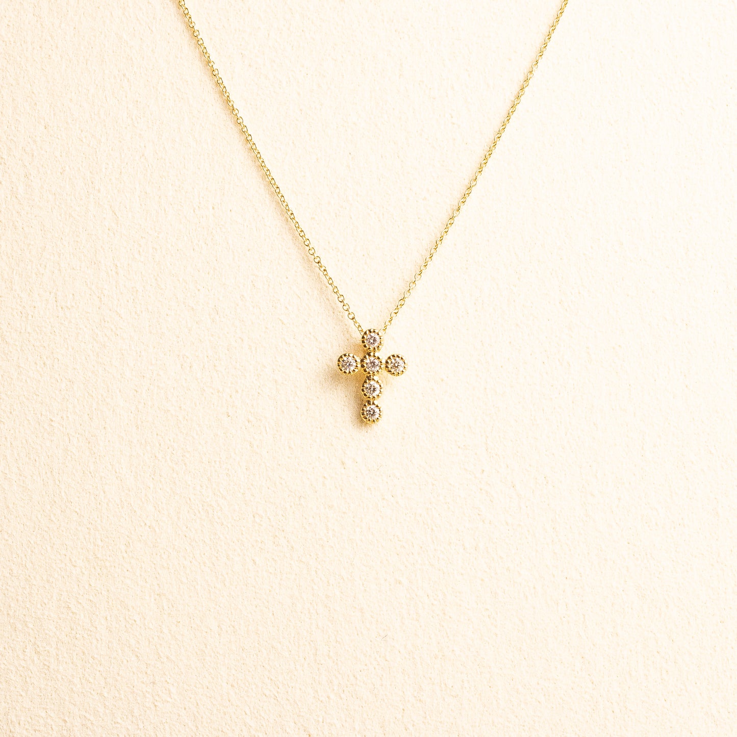 Cruz Oro Amarillo Diamantes 0.11 CT con Bisel Mini con cadena (VAL) 14k