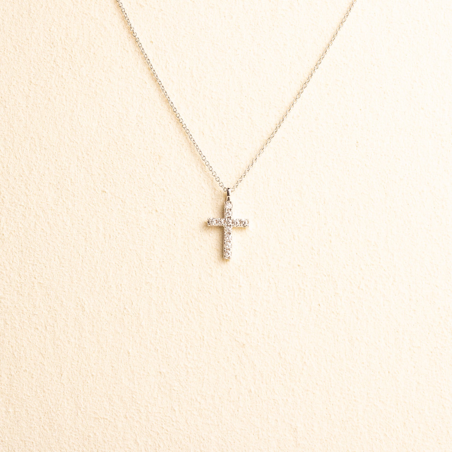 Cruz Oro Blanco Diamantes 0.083 CT Mini con cadena (VAL) 14k