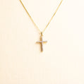 Cruz Oro Amarillo Diamantes 0.07 CT Med con cadena (INF) 14k