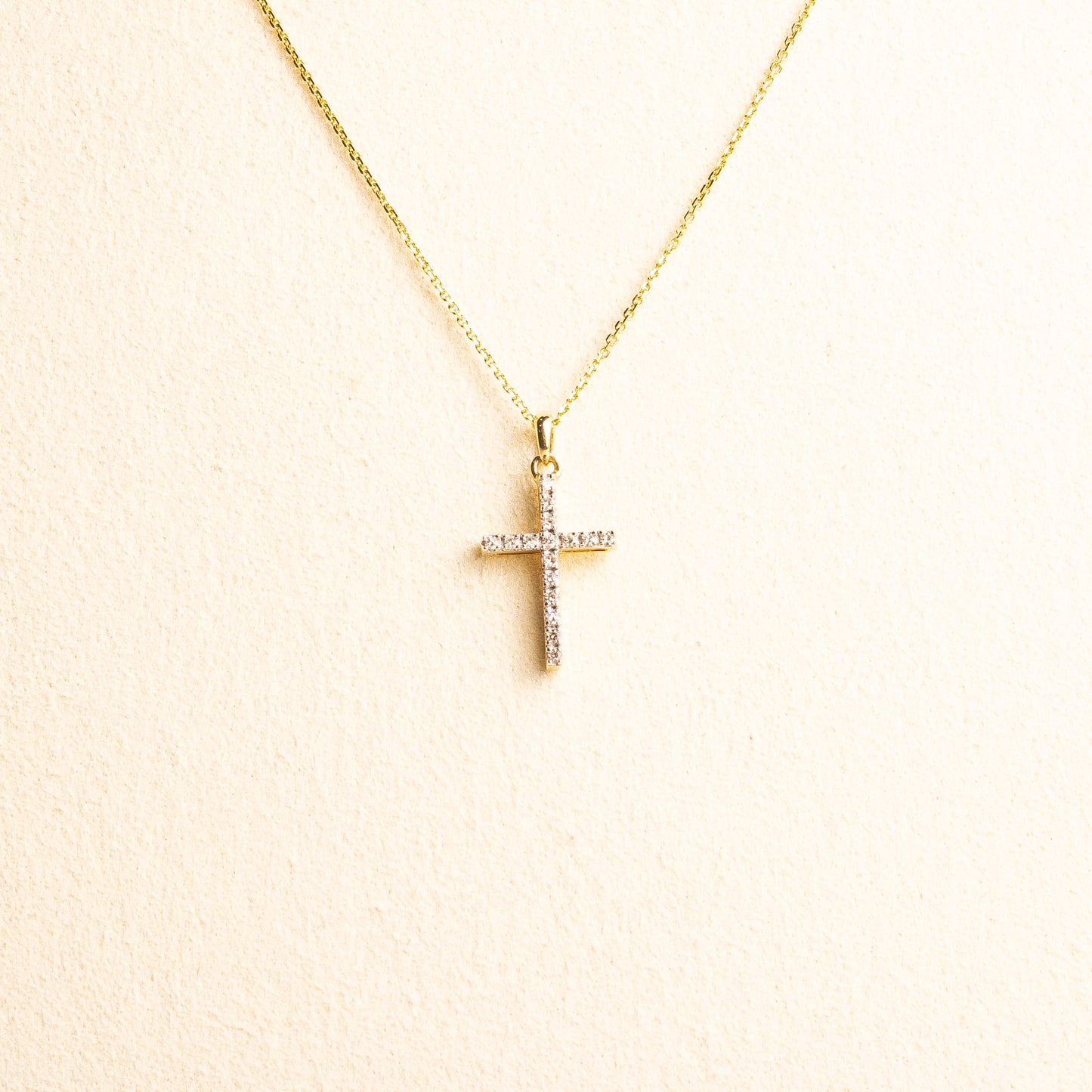 Cruz Oro Amarillo Diamantes 0.07 CT Med con cadena (INF) 14k