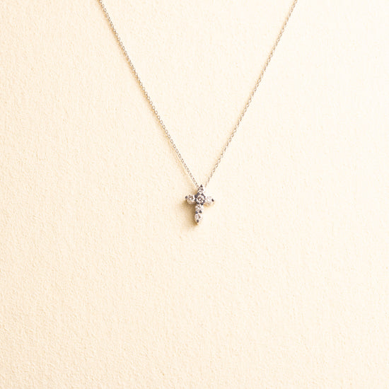 Cruz Oro Blanco Diamantes 0.13 CT Micro con cadena (AD) 14k