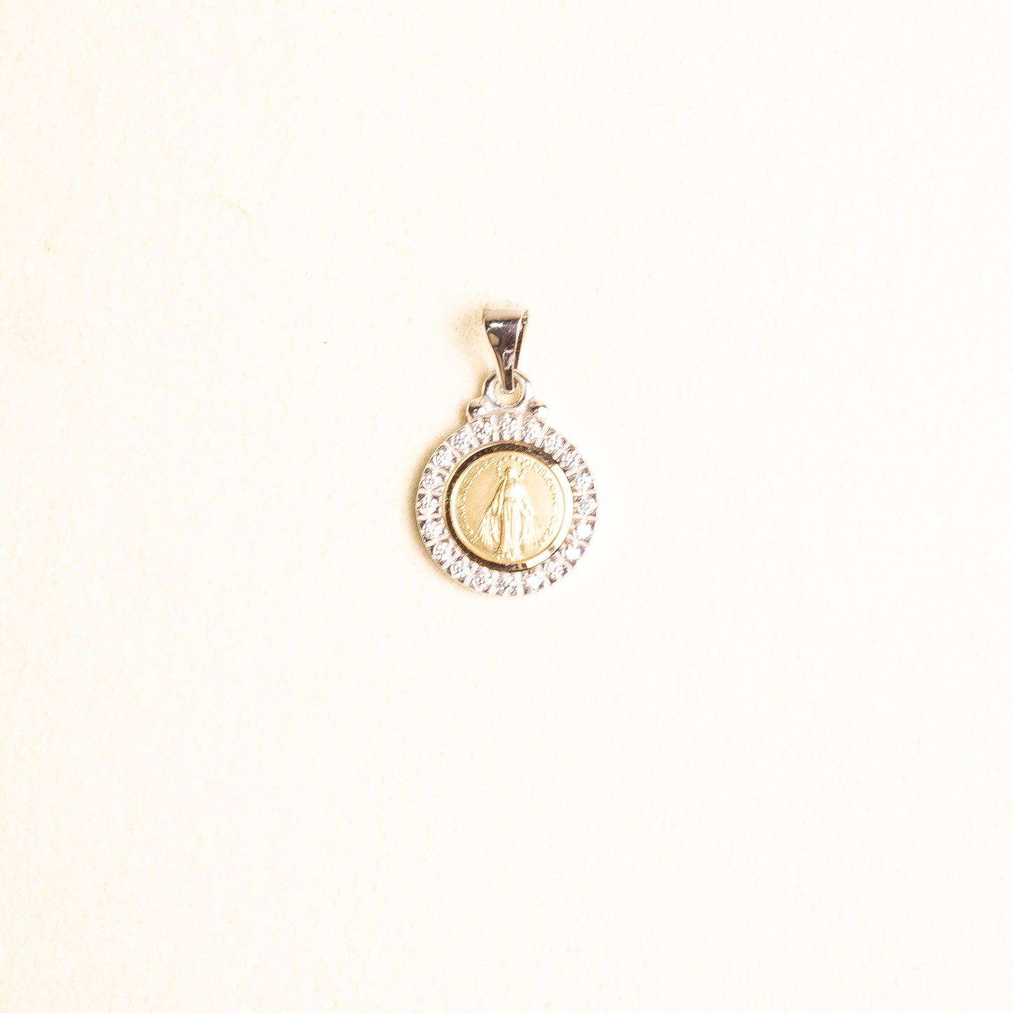 Medalla Rd Virgen Gpe Bisel Oro Blanco 14k con Circonia Chica