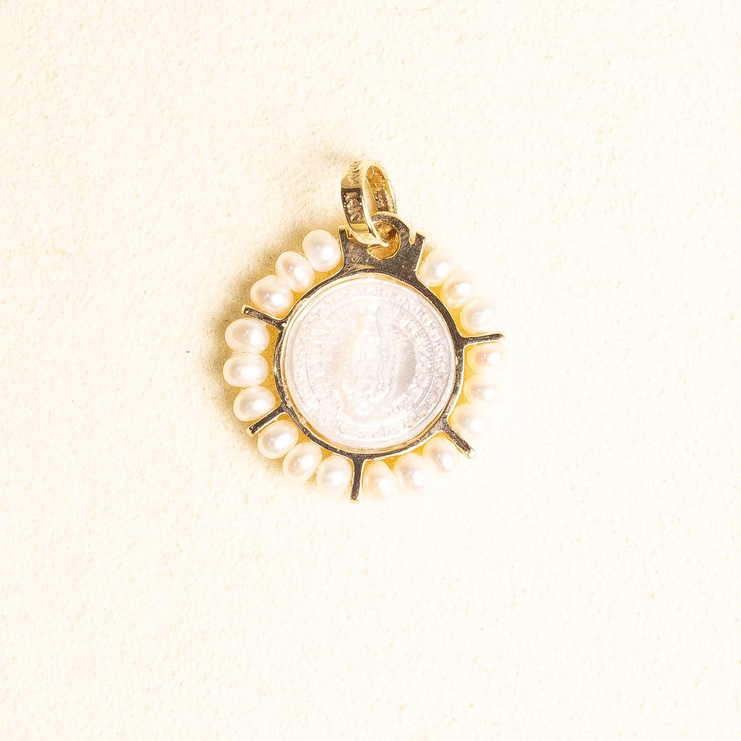 Medalla Rd Virgen Gpe Madre Perla con Perlas Oro 14k