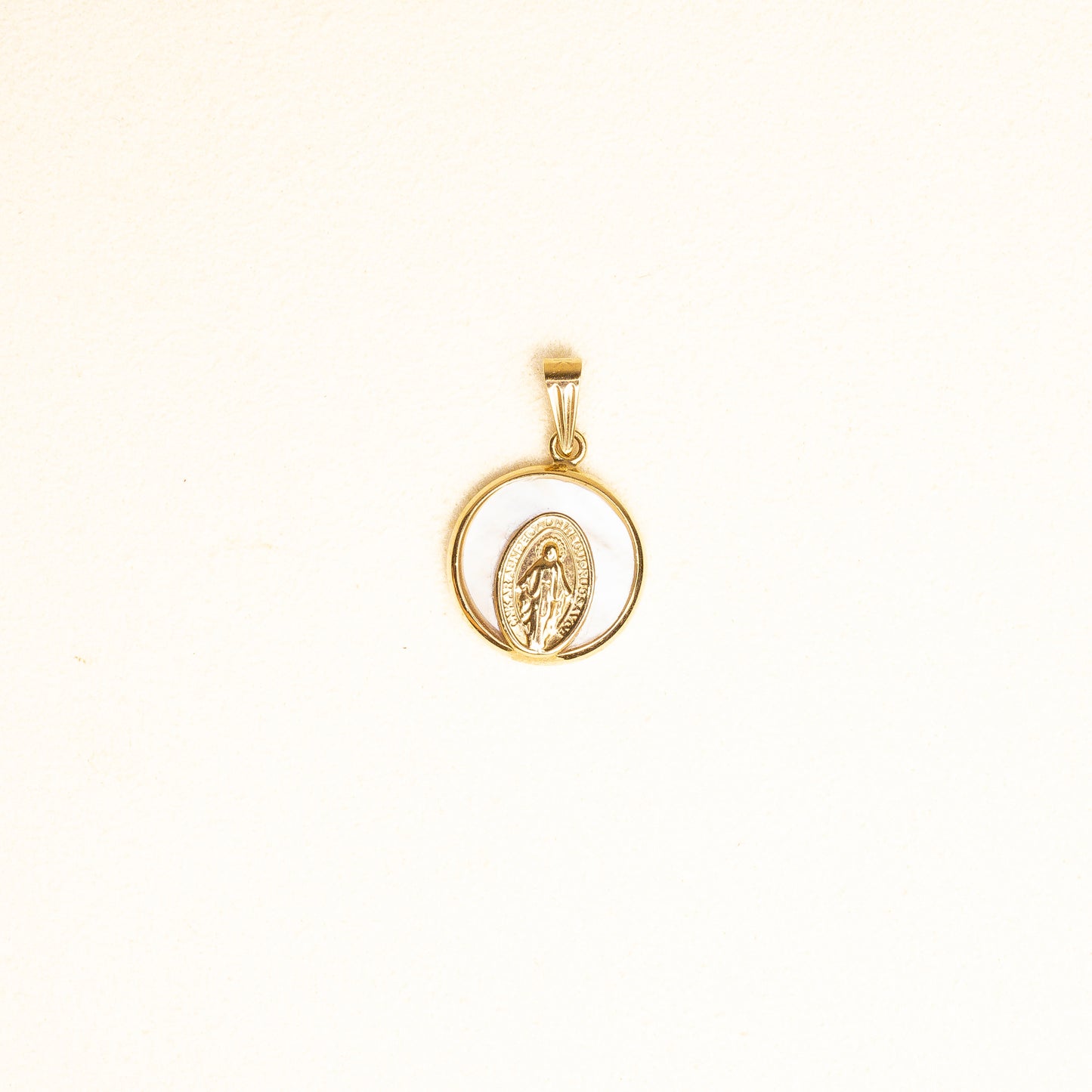 Medalla Rd Madre Perla con Virgen Gpe en Oro 14k