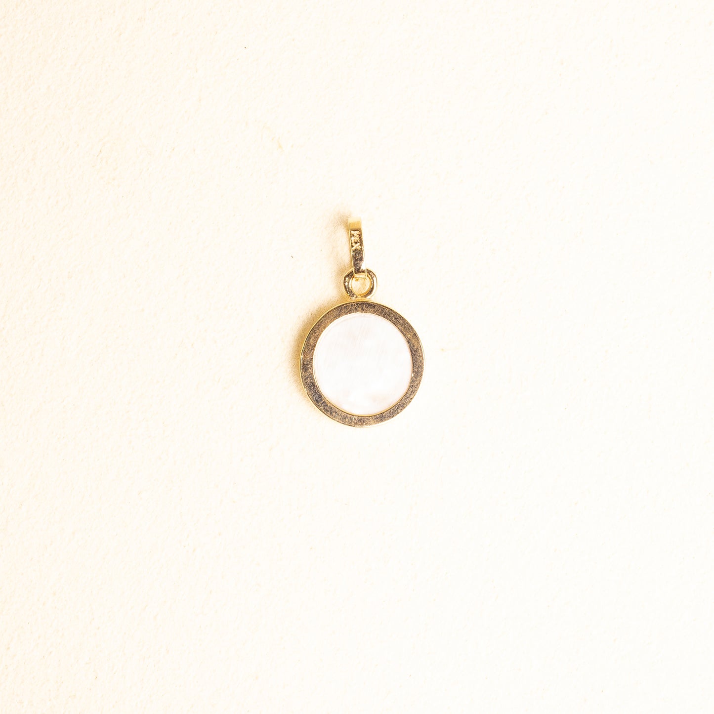 Medalla Rd Madre Perla con Virgen Gpe en Oro 14k