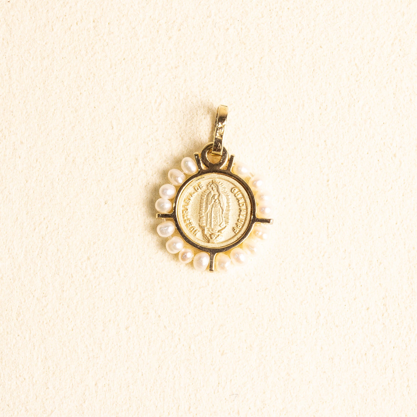Medalla Virgen Gpe Rd Italiana Oro Mate 14k y Perlas Chica