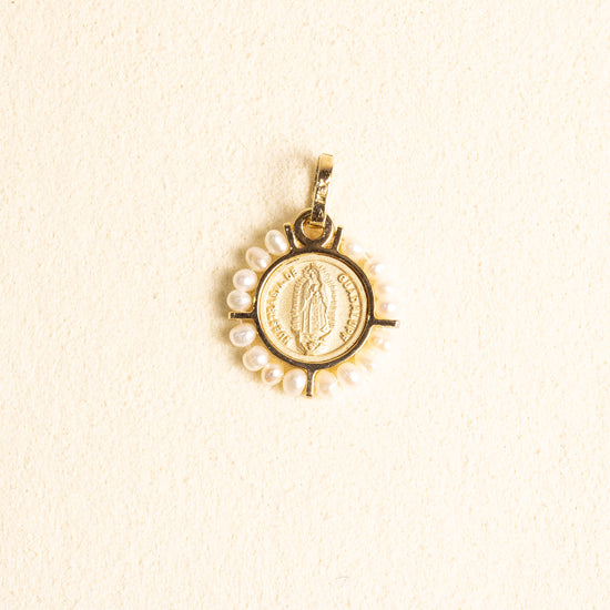 Medalla Virgen Gpe Rd Italiana Oro Mate 14k y Perlas Chica