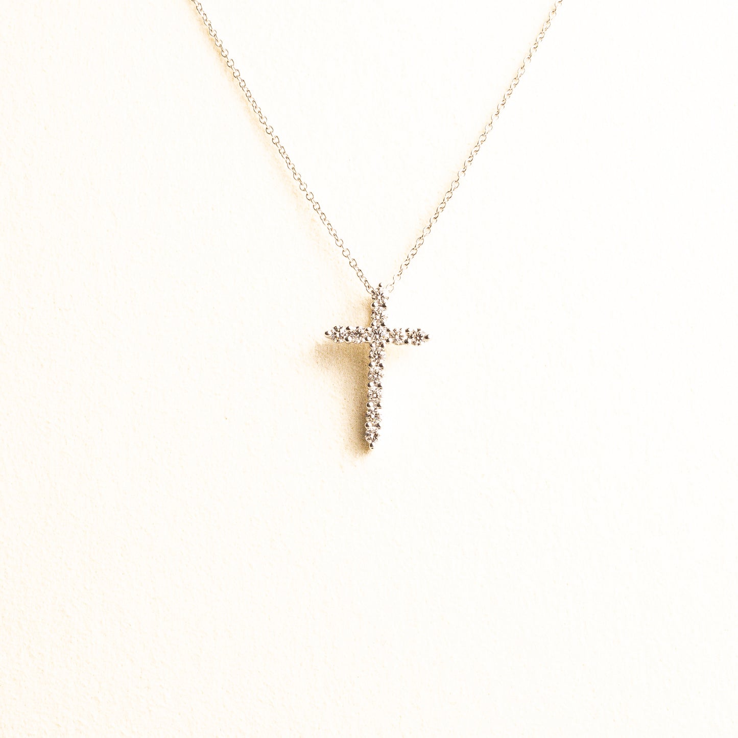 Cruz Oro Blanco Diamantes 0.314 CT Gde con cadena (VAL) 14k